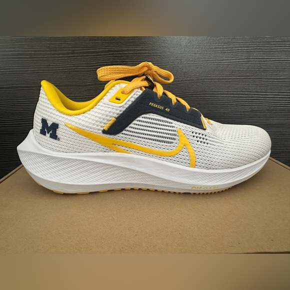 💙Nike Air Zoom Pegasus 40 "Michigan" Running Shoes Size 6.5 W or Men's Size 5💛 - Picture 5 of 14